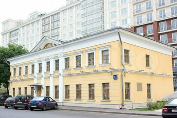 Отдельно стоящее здание, 967 м²