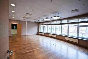 Отдельно стоящее здание, 3300 м²