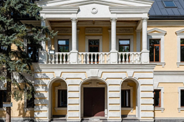 Отдельно стоящее здание, 903 м²