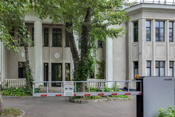 Отдельно стоящее здание, 1037 м²