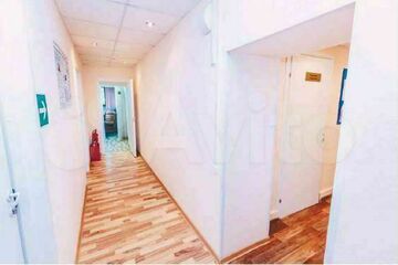Отдельно стоящее здание, 761 м²