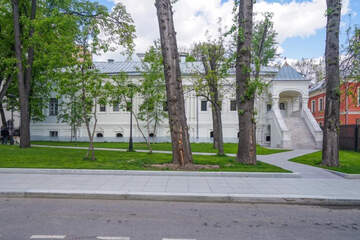 Отдельно стоящее здание, 825 м²