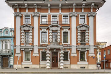 Отдельно стоящее здание, 2035 м²