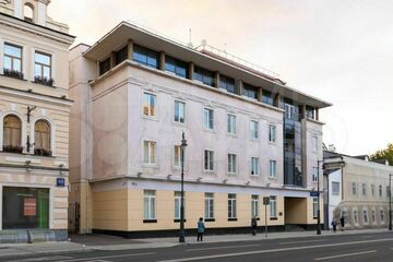 Отдельно стоящее здание, 1827 м²